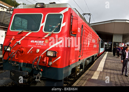 Matternhorn Glacier Express treno locomotiva elettrica passeggero panoramica vagoni ferroviari per la stazione di Coira stazione ferroviaria platform Foto Stock