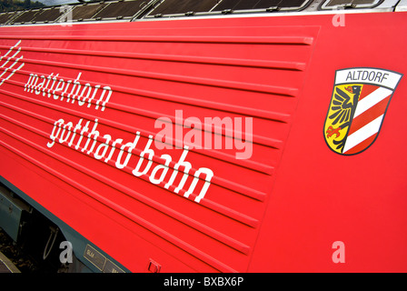 Swiss Gotthard Bahn Railway Matternhorn Glacier Express treno locomotiva elettrica nella stazione ferroviaria Foto Stock