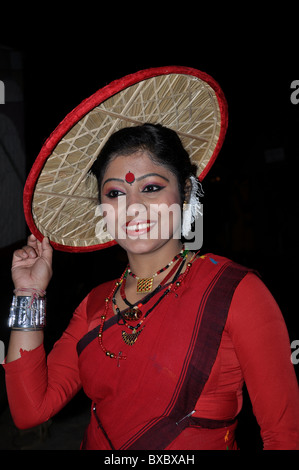 Un ballerino bihu dell Assam,l'India Foto Stock