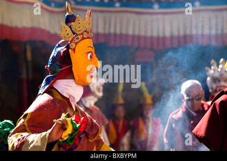 Maschera buddista ballerini eseguono durante la Thiksey Gustor festival in Ladakh. Foto Stock