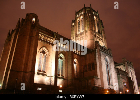 Liverpool Cattedrale Anglicana illuminazione notturna, Merseyside England, Regno Unito Foto Stock