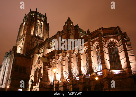 Liverpool Cattedrale Anglicana illuminazione notturna, Merseyside England, Regno Unito Foto Stock