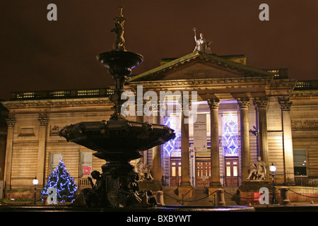 Liverpool Walker Art Gallery e una fontana a Natale, Merseyside England, Regno Unito Foto Stock