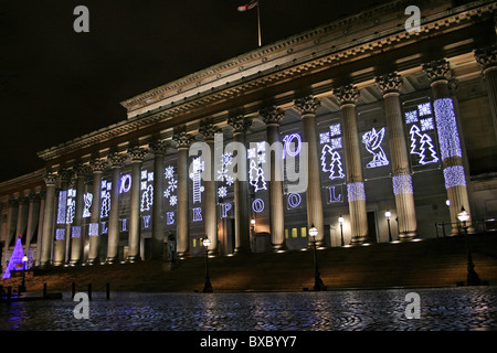 Di Liverpool St George's Hall illuminata con decorazioni di Natale, Liverpool, Merseyside, Regno Unito Foto Stock