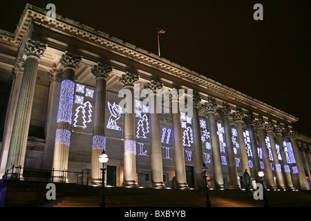 Di Liverpool St George's Hall illuminata con decorazioni di Natale, Liverpool, Merseyside, Regno Unito Foto Stock