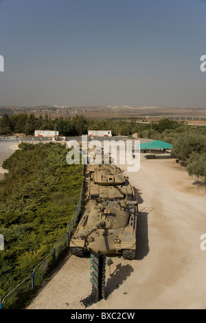 Vista dalla cima del vecchio polizia britannica fort ora il popolo israeliano corpi corazzati Museum di Latrun, Israele Foto Stock