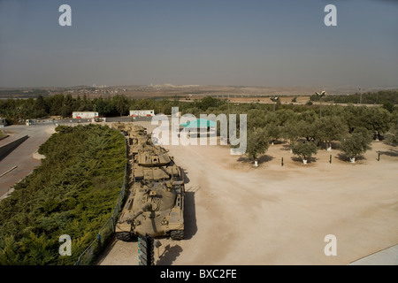 Vista dalla cima del vecchio polizia britannica fort ora il popolo israeliano corpi corazzati Museum di Latrun, Israele Foto Stock