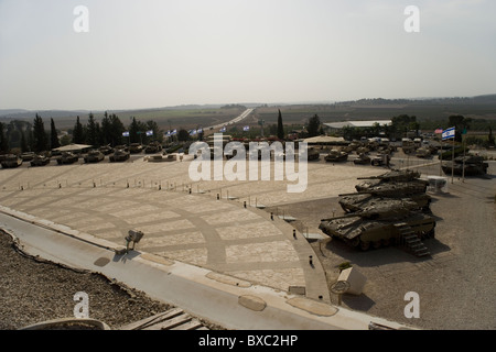 Vista dalla cima del vecchio polizia britannica fort ora il popolo israeliano corpi corazzati Museum di Latrun, Israele Foto Stock