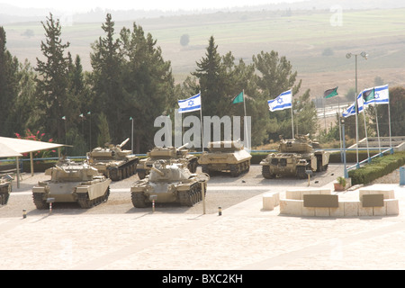 Vista dalla cima del vecchio polizia britannica fort ora il popolo israeliano corpi corazzati Museum di Latrun, Israele Foto Stock