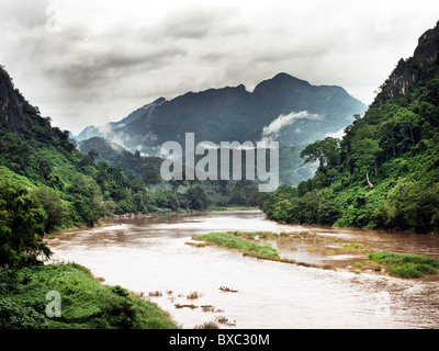 Montagne nord Laos Route 13. Nong Khiaw sul fiume Nam Ou. Foto Stock