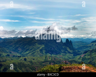 Montagne nord Laos Route 13 vicino Kasi Foto Stock