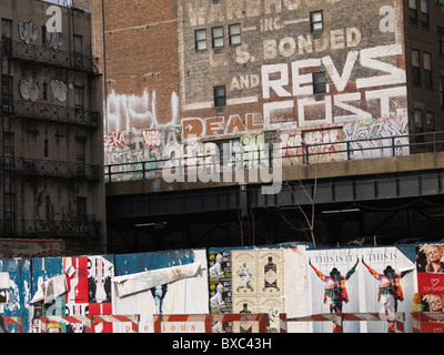 Graffiti su edifici a Manhattan, New York City, U.S.A. Foto Stock