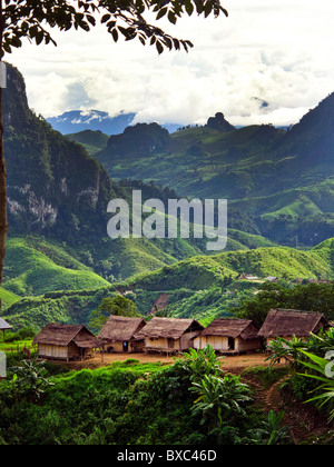 Montagne nord Laos Route 13. Nei pressi di Kasi Foto Stock