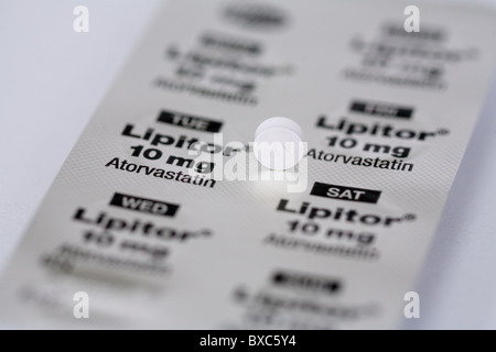 In prossimità di una 10mg Lipitor tablet (atorvastatin), un esempio di una statina farmaco utilizzato per ridurre il colesterolo nel Regno Unito Foto Stock