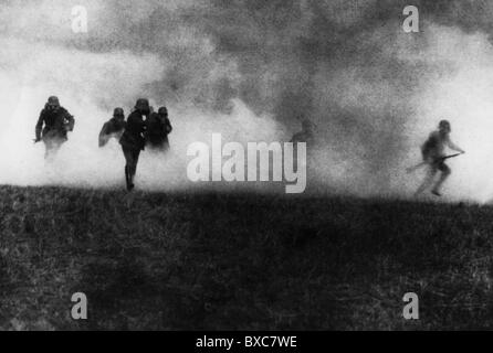 Eventi, prima guerra mondiale / prima guerra mondiale, fronte occidentale, estate tedesca offensiva 1918, soldati tedeschi che attaccano attraverso una nube di gas di veleno, vicino Armentieres, Francia, 1918, guerra chimica, storico, storico, nuvole, tossico, 20 ° secolo, attacco, assalto, persone, 1910, diritti aggiuntivi-clearences-non disponibile Foto Stock