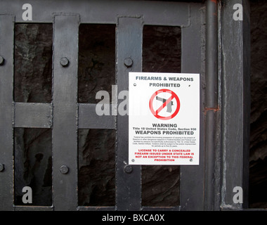 Carlsbad, New Mexico - un segno vieta le armi da fuoco e armi nel Canyon di macellazione in una caverna nel Parco nazionale di Carlsbad Cavern. Foto Stock