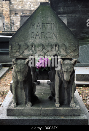 Monumento con statue di quattro cani nel cimitero di Montmartre Foto Stock