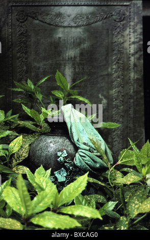 Urna di pietra ricoperta con telo di bronzo nel cimitero di Montmartre Foto Stock