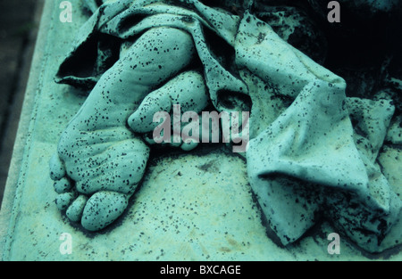 Piedi di bronzo figura nel cimitero di Montmartre Foto Stock