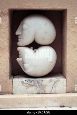 Arte moderna opera di due teste scolpite in marmo, nel cimitero di Montmartre Foto Stock
