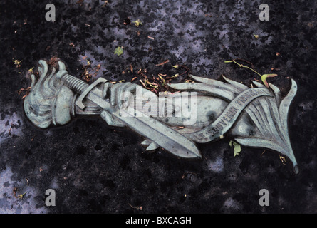 Lavoro di metallo sulla tomba nel cimitero di Montmartre Foto Stock