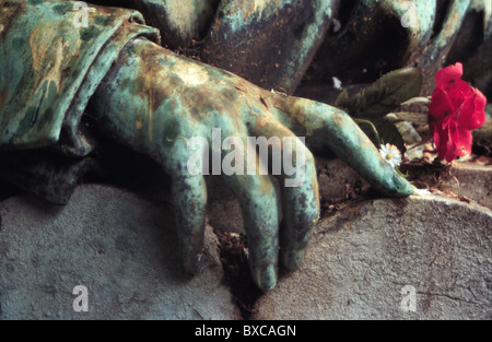 Mano di Figura con rosa nel cimitero di Montmartre Foto Stock