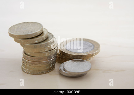 Pile di sterling £2, £1 e 5p delle monete in euro Foto Stock