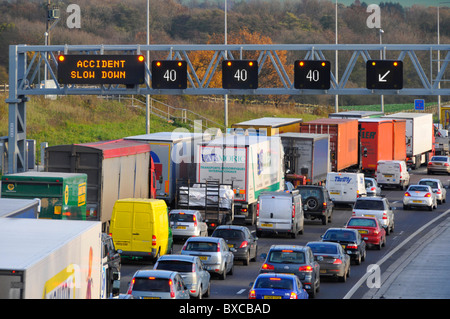 M25 Autostrada overhead digitale segni del gantry con limite di velocità e messaggio di informazioni Foto Stock