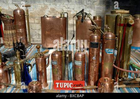 Display del rame Vintage polverizzatori, bombolette spray o contenitori, in un villaggio di Brocante o mercato di Antiquariato, Forcalquier, Provenza Foto Stock