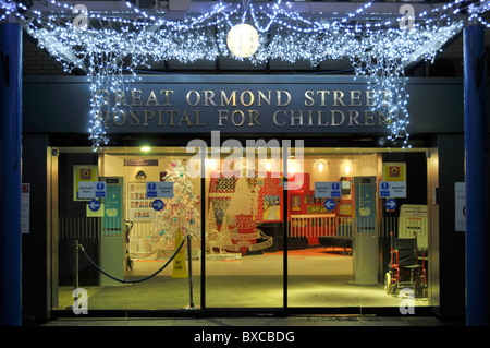 Le decorazioni di Natale al di sopra di ingresso e firma di NHS Great Ormond Street healthcare ospedale per i bambini Londra Inghilterra REGNO UNITO Foto Stock