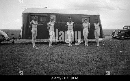 I cinque intrepidi volantini trapezio da circo atto raccogliere al di fuori del loro viaggio rimorchio 1930 viaggio costumi moda fisicamente idoneo Foto Stock