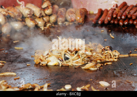 Foto di stock di prodotti alimentari in vendita sulle bancarelle del mercato al Les Herolles mercato degli agricoltori nella regione Limousin Francia. Foto Stock