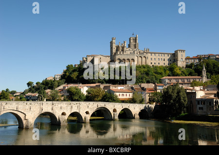 Vista e skyline della città vecchia di Beziers con la cattedrale di Saint Nazaire e il ponte di pietra medievale sul fiume Orb, Herault, Francia Foto Stock