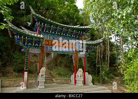 Cancello ornati al tempio buddista, Shigu, Yunnan, Cina Foto Stock