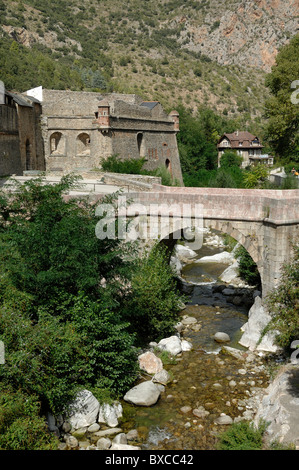 Ponte di pietra alla porta della città, città fortificata di Villefranche-de-Conflent con le fortificazioni di Vauban Pirenei Orientali, Francia Foto Stock