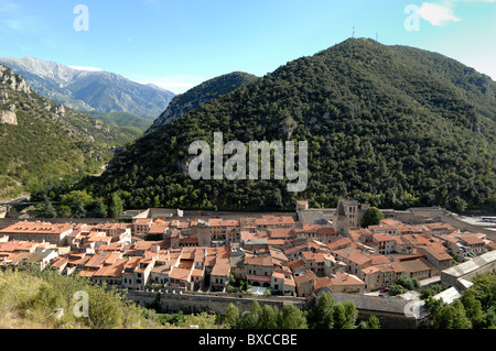 Vista aerea o alta angolo della città fortificata di Villefranche-de-Conflent con fortificazioni di Vauban, Pirenei Orientali, Francia Foto Stock