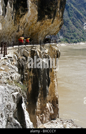 Rickshaws sul percorso a Tiger saltando Gorge, Yunnan, Cina Foto Stock