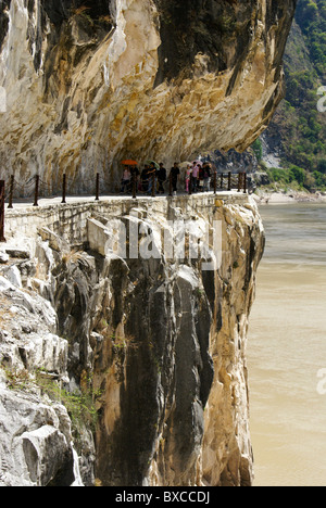 I turisti sul percorso a Tiger saltando Gorge, Yunnan, Cina Foto Stock