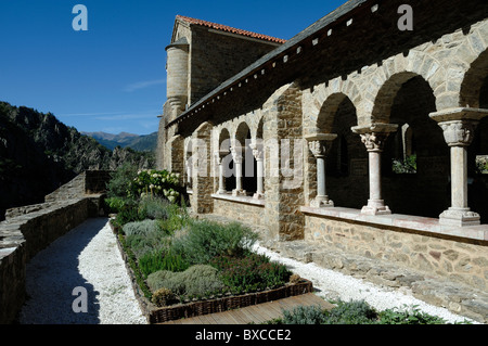 Cucina Monastic Garden & Cloisters, Abbazia o Monastero di Saint-Martin-du-Canigou, Canigou, Casteil, Pirenei, Pirenei Orientali Francia Foto Stock