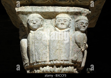 Pietra scolpita monks tonsed sulla capitale dei Cloisters, Abbazia o Monastero di Saint-Martin-du-Canigou, Casteil, Pirenei o Pyrénéees-Orientales Francia Foto Stock