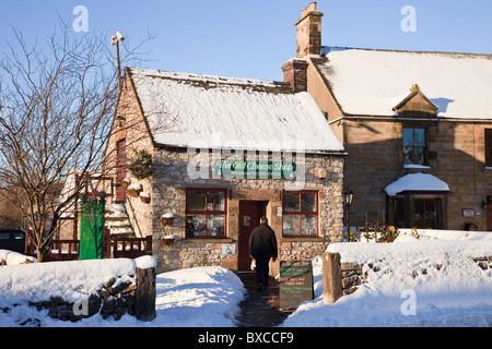 Hartington Derbyshire England Regno Unito Gran Bretagna. Il vecchio negozio di formaggi locali di vendita i formaggi del Dovedale village con la neve in inverno Foto Stock