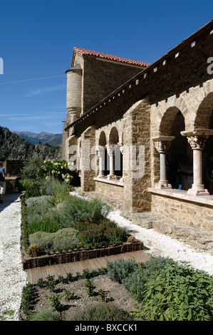 Giardino monastico & Chiostri dell'Abbazia di Saint-Martin-du-Canigou Abbazia o Monastero sul Monte Canigou nei Pirenei, Francia Foto Stock