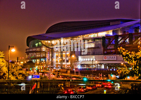 Skyline e vista sul porto di Hong Kong Convention & Exhibition Centre di notte Foto Stock