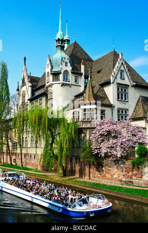 Gita turistica di crociera in barca sul fiume Ill, Lycée des Pontonniers liceo internazionale, primavera, Strasburgo, Alsazia, Francia, Europa Foto Stock