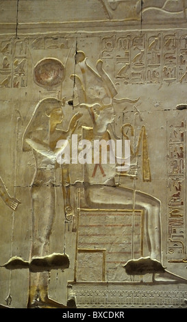 Iside e Osiride, Ramses II taglio del rilievo, tempio di Seti I, Abydos, Egitto 081115 32291 Foto Stock