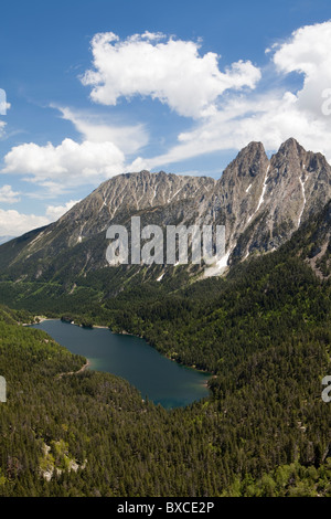 Estany de Sant Maurici e Encantats picchi, Parco Nazionale di Aiguestortes i Estany de Sant Maurici, LLeida, Spagna Foto Stock