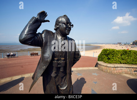 Statua di Eric Morecambe sul lungomare a Morecambe Foto Stock