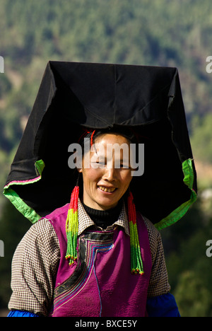 Yi donna indossando il tradizionale hat, Shangri-la, Yunnan, Cina Foto Stock