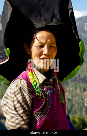 Yi donna indossando il tradizionale hat, Shangri-la, Yunnan, Cina Foto Stock