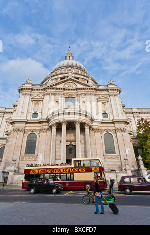 DOUBLE DECKER BUS, gita turistica, ST. PAUL S CATHEDRAL, Londra, Inghilterra, Gran Bretagna Foto Stock